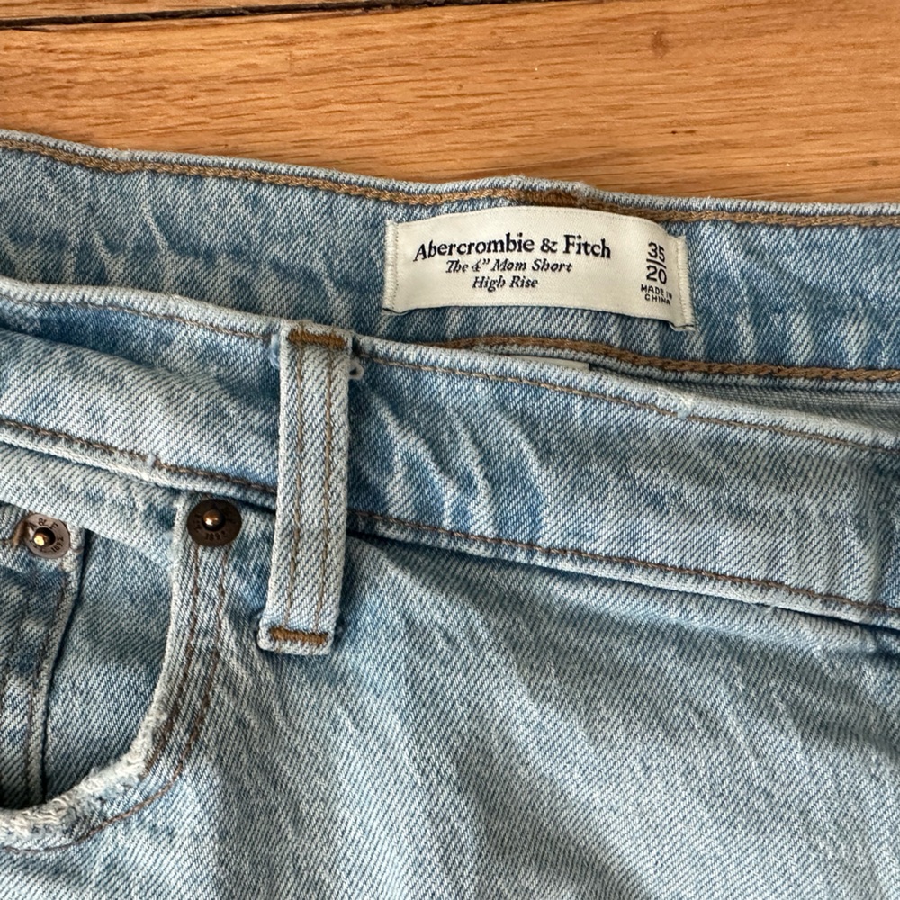 Abercrombie & Fitch curve love 4” high rise mom shorts Light Blue Denim - Picture 2 of 3